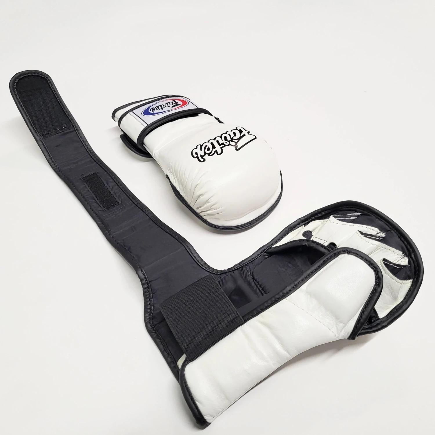 Fairtex FGV15 MMA Sparring Hybrid Gloves White Fairtex FGV15 MMA Sparring Hybrid Gloves White -Boxing Equipment Store 20220724 195452 2 scaled